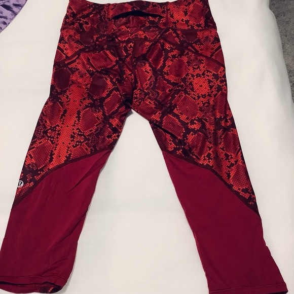 LuluLemon 4 Red Snakeprint Crops Capris - Picture 6 of 9